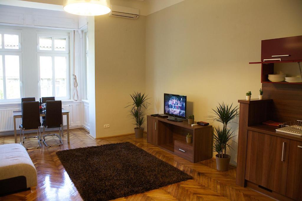 Five Season'S Apartment บูดาเปสต์ ภายนอก รูปภาพ